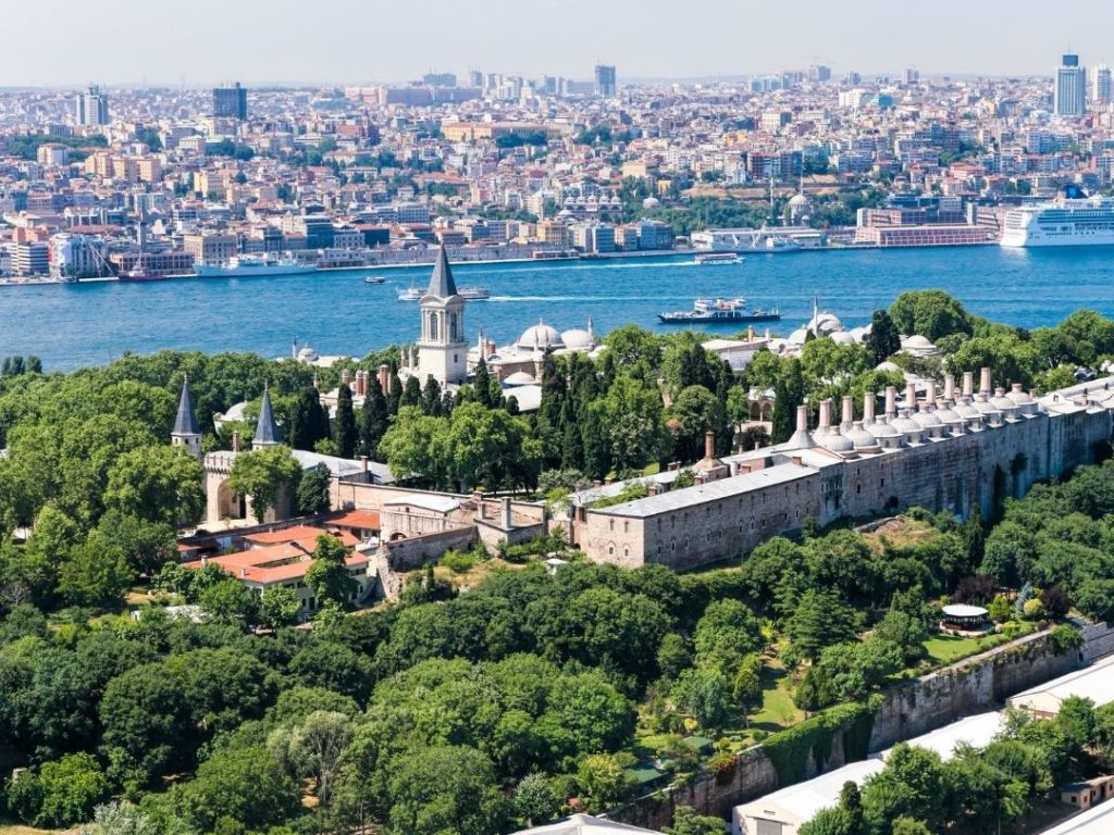 Aerial view of Topkapi Palace and Bosphorus strait in Istanbul, starting point of the 10 days in Turkiye itinerary.